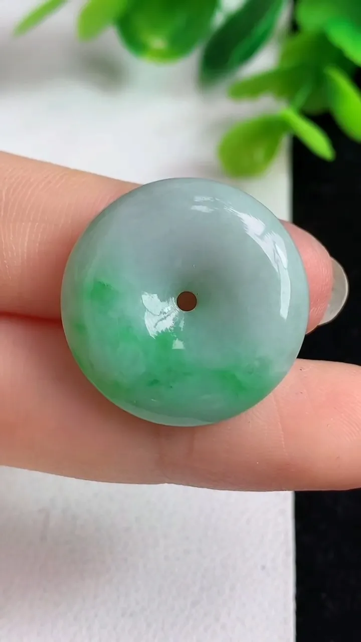 天然A货翡翠平安扣吊坠，尺寸23.2-5.2，重量:5.75g
5月10日