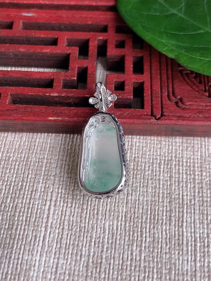 天然A货翡翠18K金伴飘花福瓜吊坠尺寸26.2×10.7×7.6裸石16.4×8.3m量2.45g 
