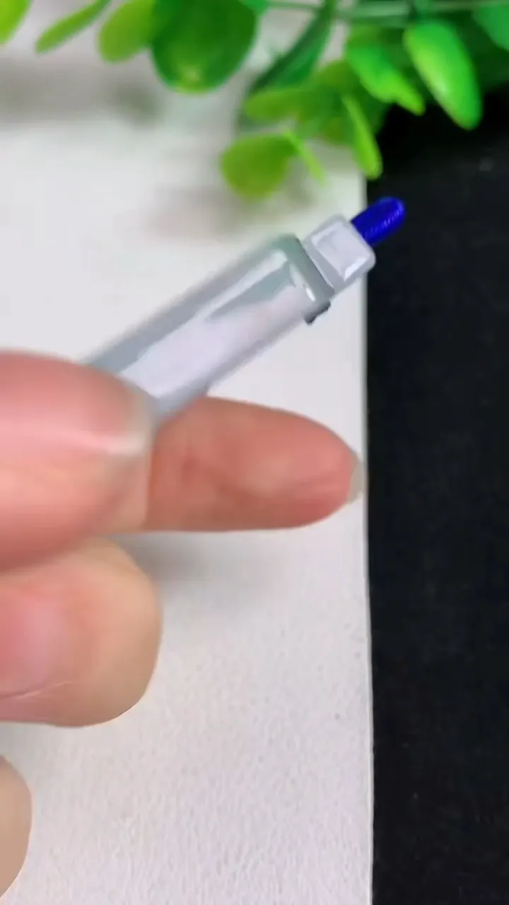 天然A货翡翠飘花无事牌吊坠，尺寸54.5-41-6.2，重量:43.77g
5月10日