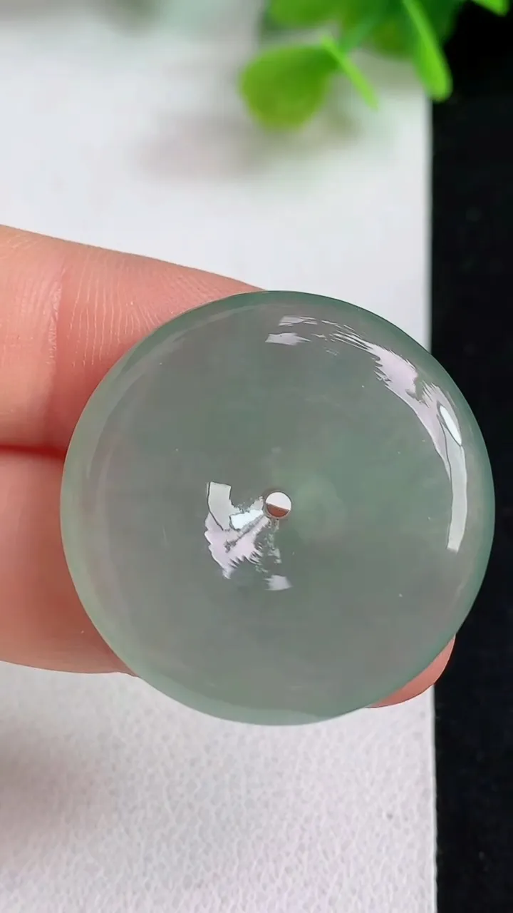天然A货翡翠平安扣吊坠，尺寸29-5.8，重量:10.20g
5月10日