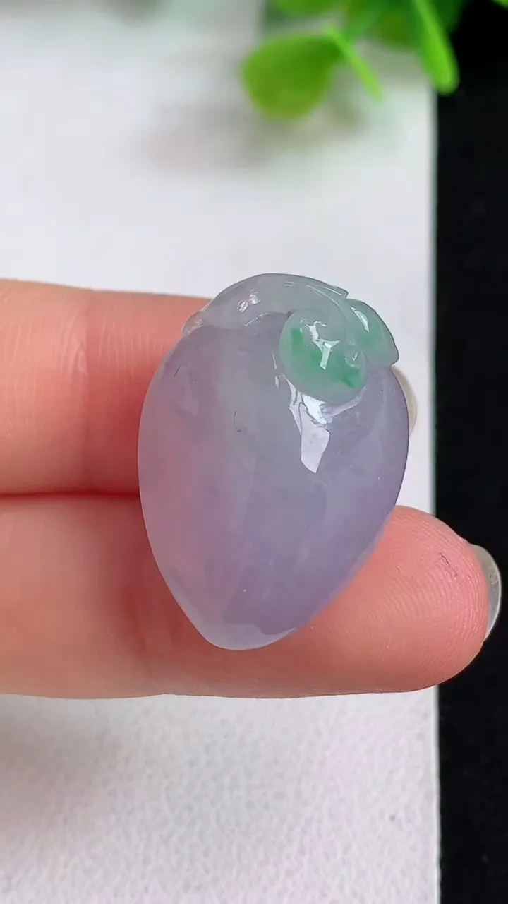 天然A货翡翠春带彩 紫罗兰寿桃吊坠，尺寸25-18-12.2，重量:8.23g
5月10日