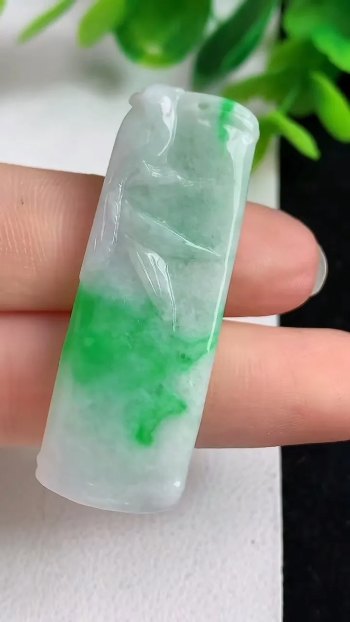天然A货翡翠节节高升 竹节吊坠，尺寸45.2-15.7-5.3，重量:8.21g
5月10日