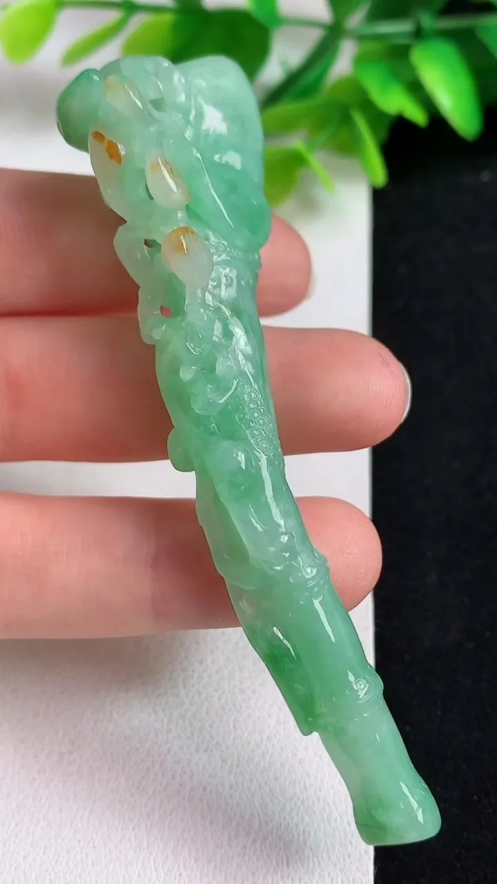 天然A货翡翠双彩烟嘴玉坠，尺寸85-21.4-12，重量:22.07g
5月10日