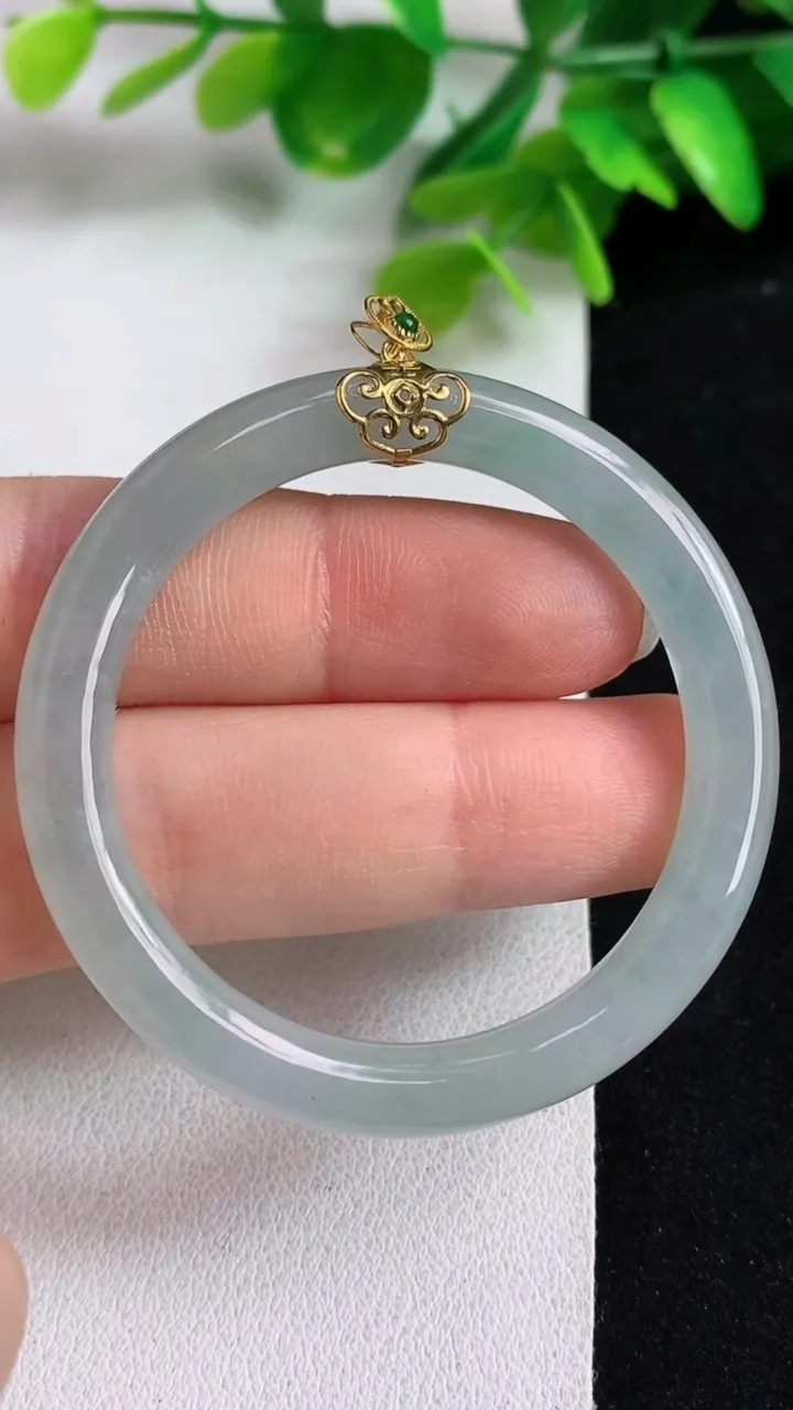 天然A货翡翠白冰平安环吊坠，尺寸50.7-5.8，重量:14.45g
5月10日