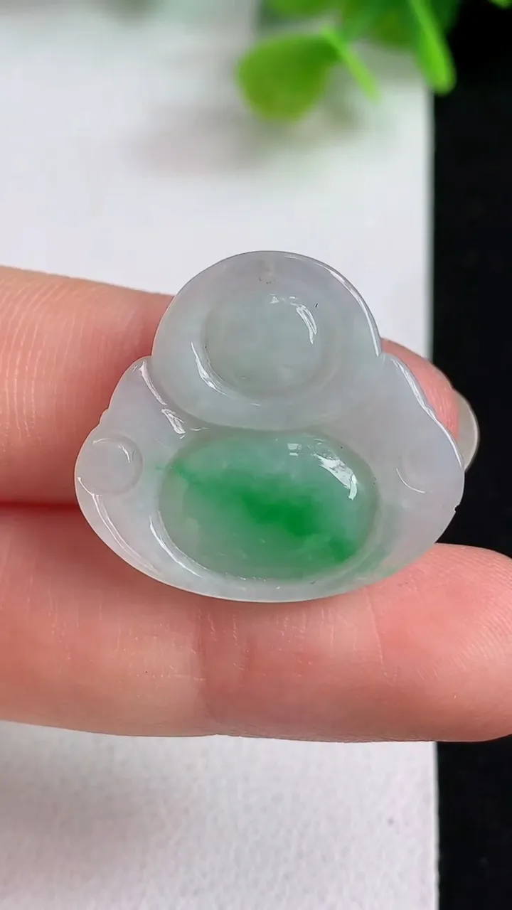 天然A货翡翠佛公吊坠，尺寸22.3-24.6-5，重量:4.00g
5月10日