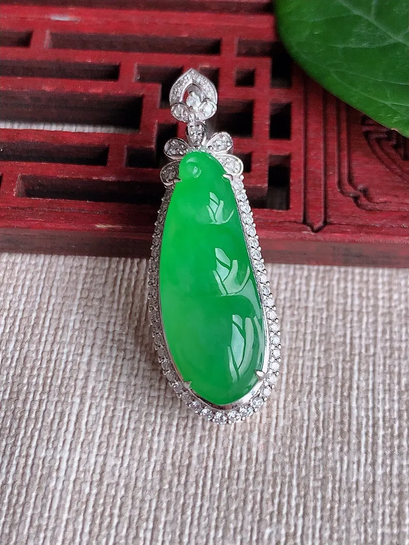 天然A货翡翠18K金伴阳绿四季豆福豆平安豆吊坠尺寸37.6×12.7×11.7裸石25×9.5m量7.70g 0508