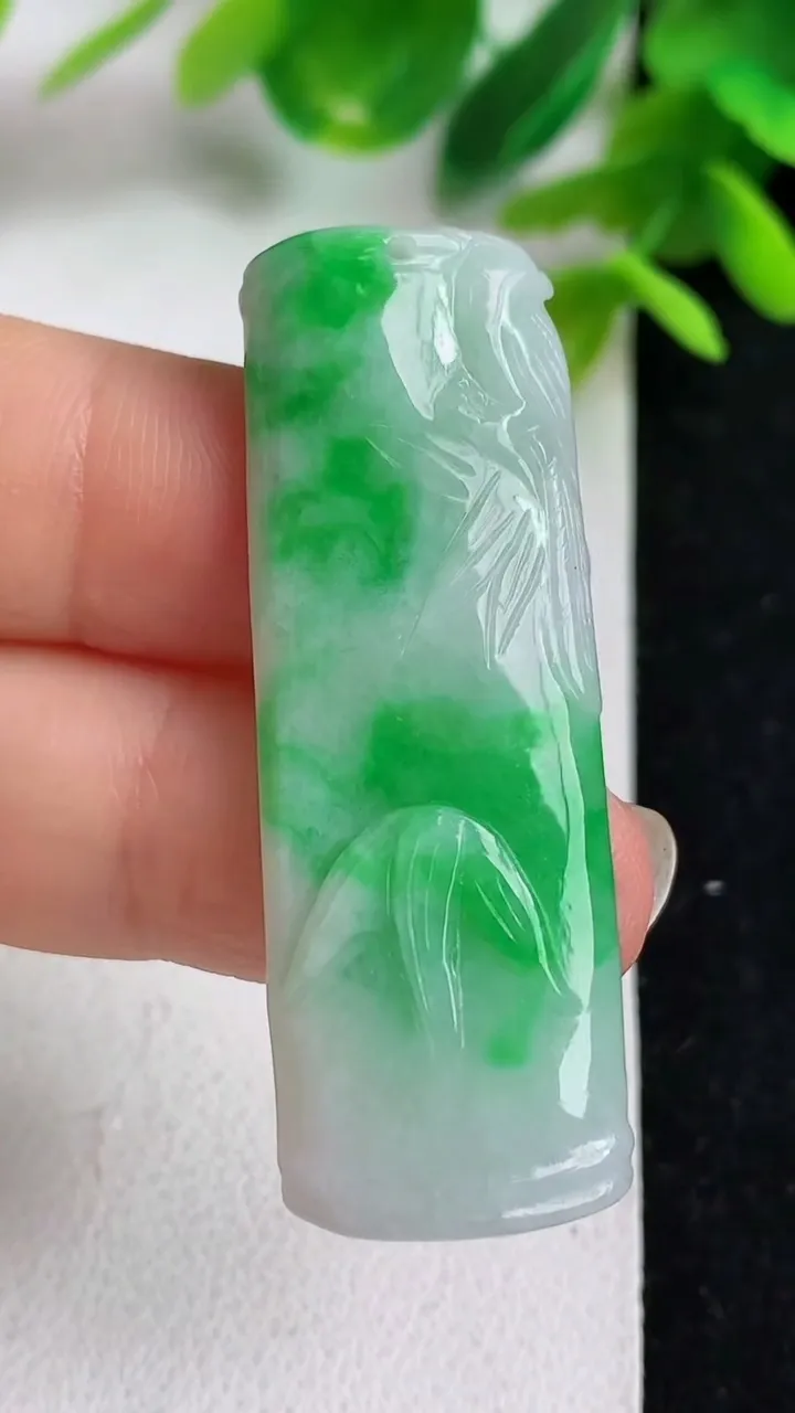 天然A货翡翠节节高升 竹节吊坠，尺寸45.2-15.7-5.3，重量:8.21g
5月10日