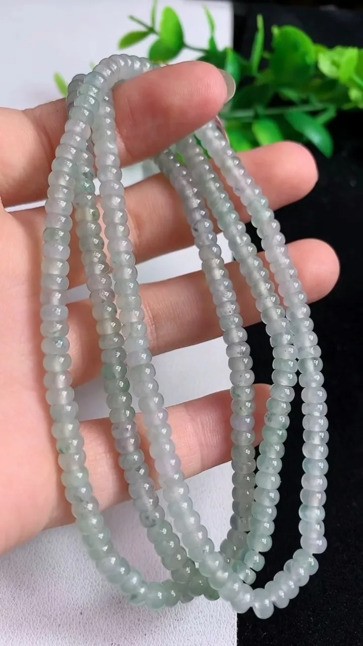 天然A货翡翠飘花算盘珠项链269颗，尺寸4.3-2.3，重量:30.30g
5月10日