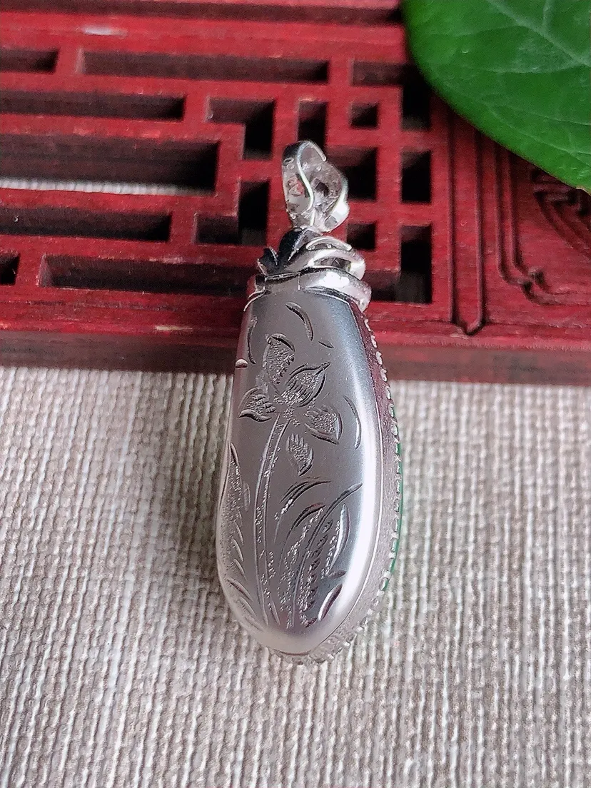 天然A货翡翠18K金伴阳绿四季豆福豆平安豆吊坠尺寸37.6×12.7×11.7裸石25×9.5m量7