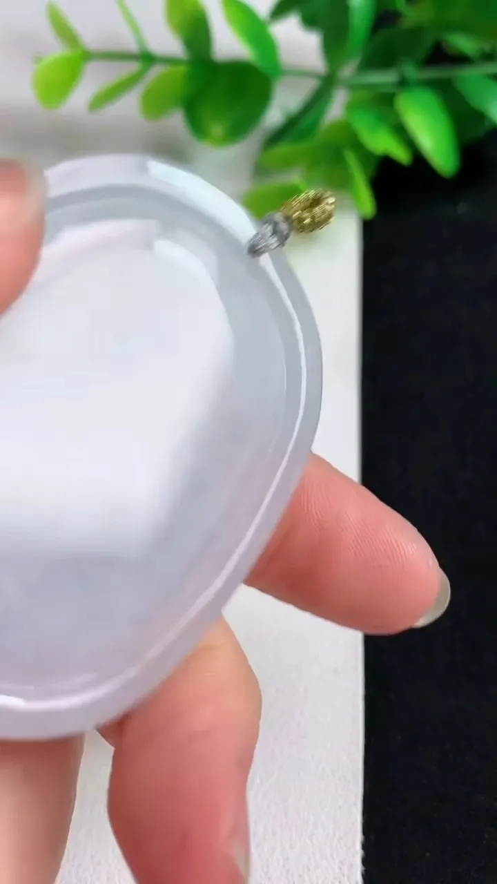 天然A货翡翠白冰生肖蛇吊坠，尺寸53.4-44.2-5.3，重量:25.50g
5月10日