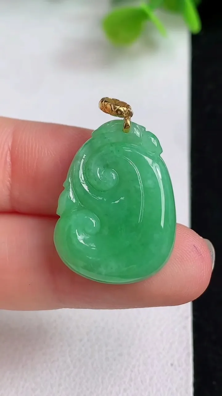 天然A货翡翠如意吊坠，尺寸24.2-18-5.2，重量:4.11g
5月10日
