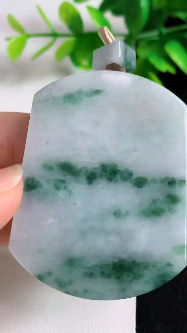 天然A货翡翠飘花无事牌吊坠，尺寸51.8-40-8，重量:50.84g
5月10日