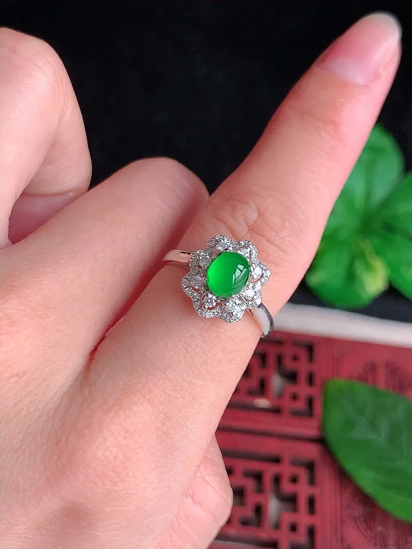 天然A货翡翠18K金伴钻镶嵌阳绿蛋面戒指 圈口17裸石尺寸6×5mm 重量2.82g 0508