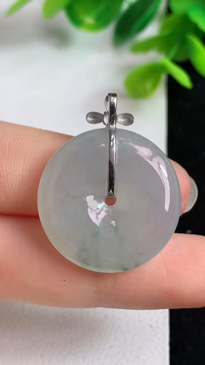 天然A货翡翠飘花平安扣吊坠，尺寸24-4.7，重量:6.13g
5月10日