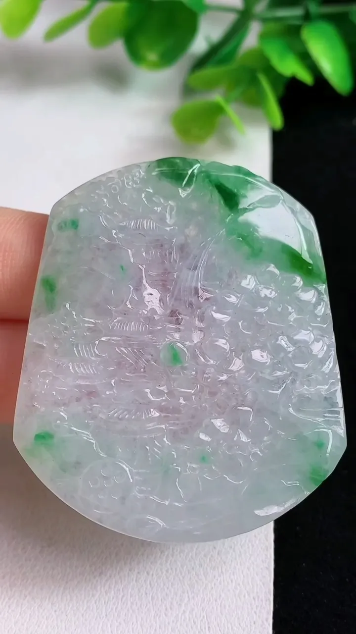 天然A货翡翠山水牌吊坠，尺寸53.2-45.7-4.4，重量:23.80g
5月10日