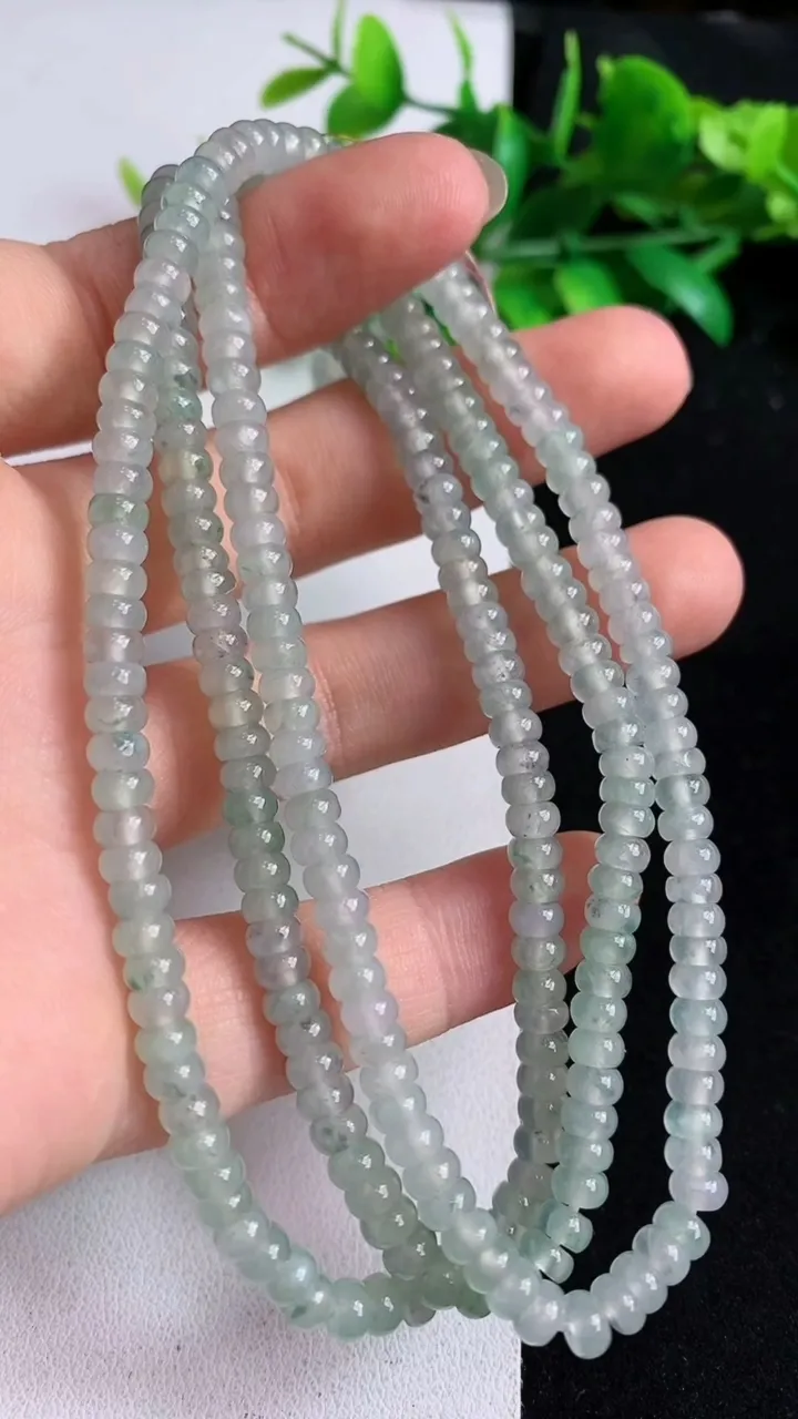 天然A货翡翠飘花算盘珠项链269颗，尺寸4.3-2.3，重量:30.30g
5月10日