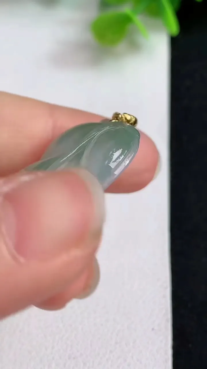 天然A货翡翠金枝玉叶 叶子吊坠，尺寸34-20.5-4.2，重量:5.90g
5月10日