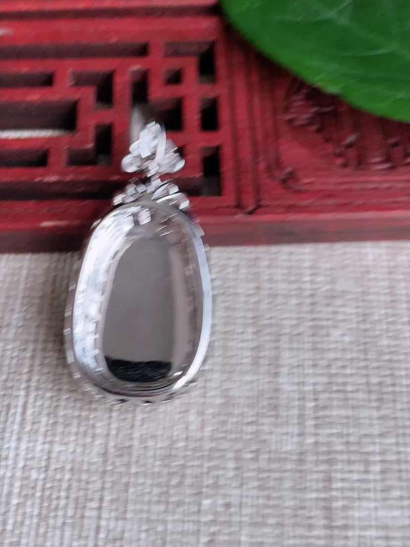 天然A货翡翠18K金伴阳绿如意吊坠尺寸32.2×15.8×7.8裸石21×13m量4.84g 050