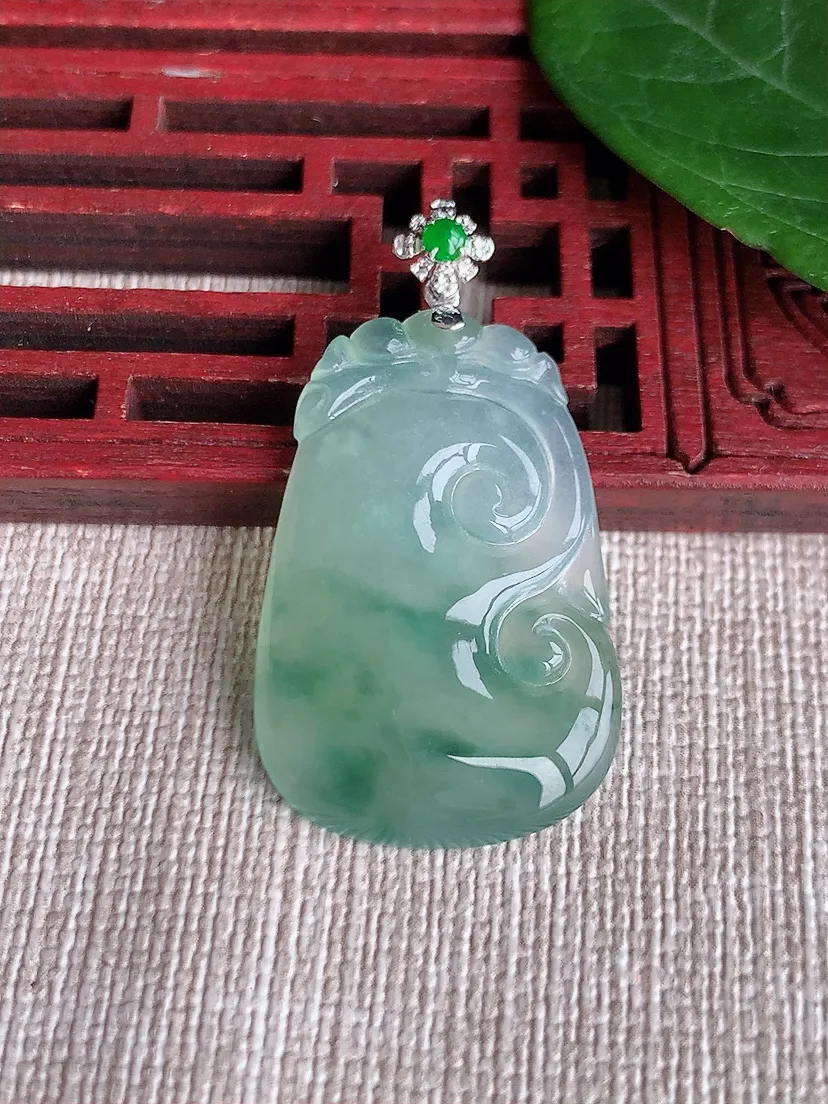 天然A货翡翠18K金扣头飘花如意吊坠尺寸38×30.5×20.7×4.5m量5.88g 0509
