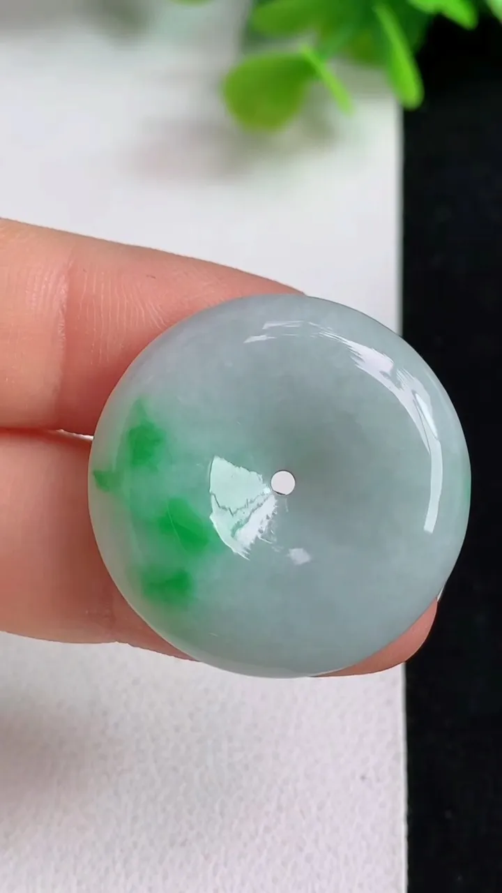 天然A货翡翠平安扣吊坠，尺寸27.3-5.6，重量:8.81g
5月10日