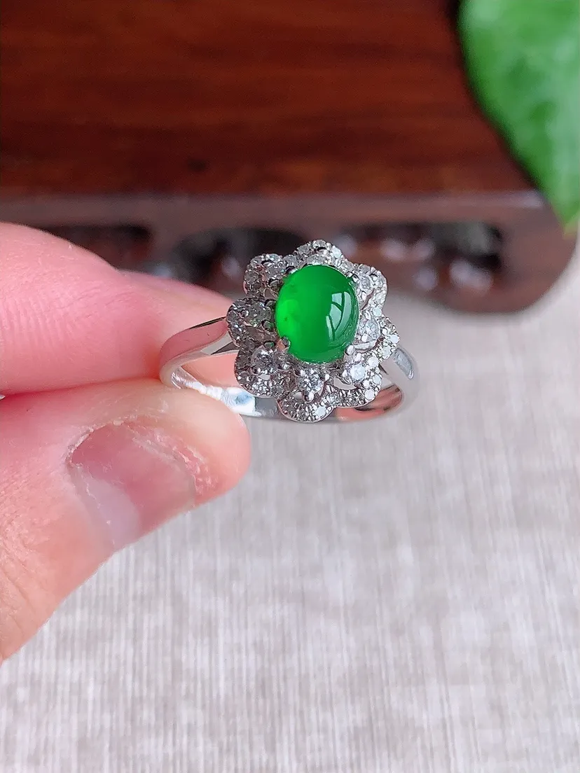 天然A货翡翠18K金伴钻镶嵌阳绿蛋面戒指 圈口17裸石尺寸6×5mm 重量2.82g 0508
