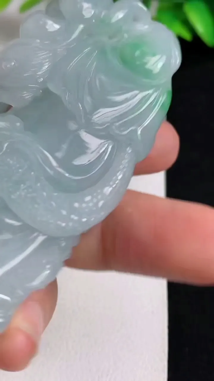天然A货翡翠祥龙大势至观音菩萨吊坠，尺寸73.2-35-12.6，重量:55.90g
5月10日