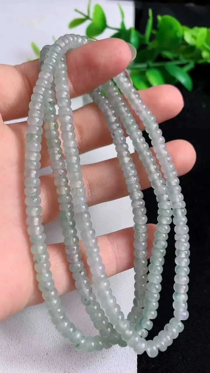 天然A货翡翠飘花算盘珠项链269颗，尺寸4.3-2.3，重量:30.30g
5月10日
