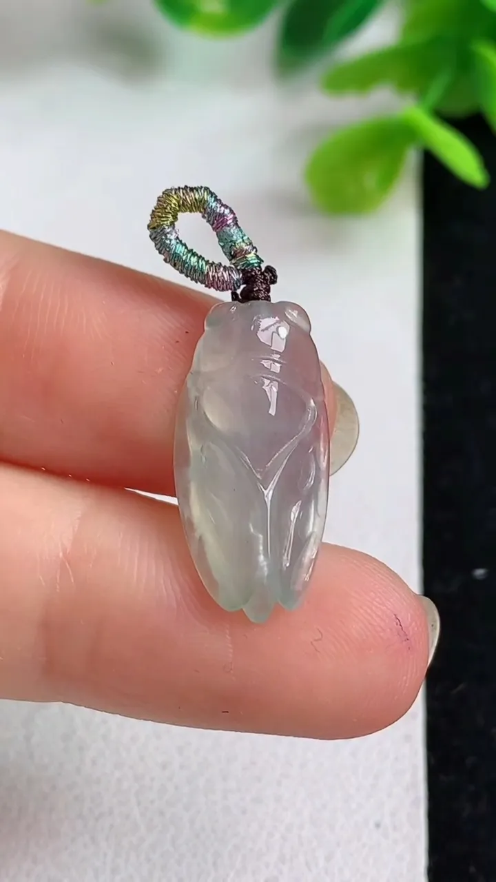 天然A货翡翠白冰一鸣惊人吊坠，尺寸19.6-10-6，重量:1.70g
5月10日