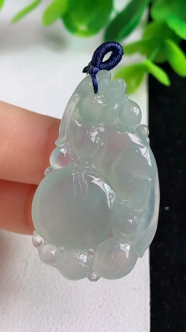 天然A货翡翠白冰龙牌吊坠，尺寸40-25-6，重量:9.65g
5月10日