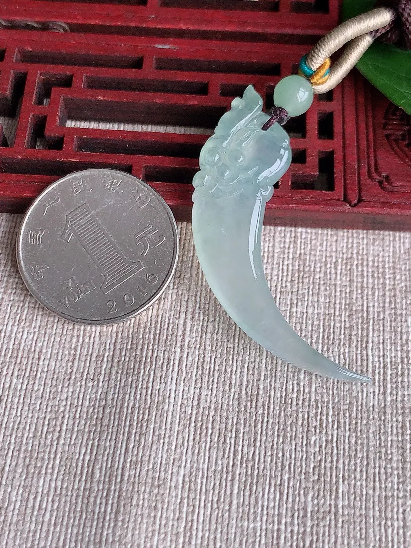 天然A货翡翠晴水龙牙吊坠尺寸49.4×13.2×5m量9.06g 0509