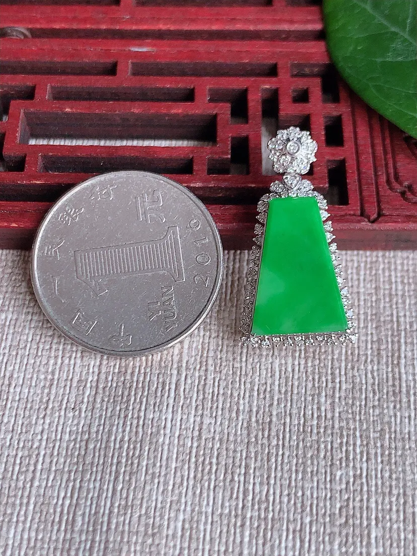 天然A货翡翠18K金伴阳绿无事牌吊坠尺寸28.2×14.6×7裸石16.7×10.7m量2.95g 0508