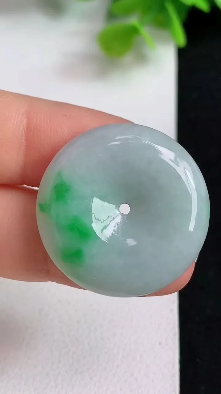 天然A货翡翠平安扣吊坠，尺寸27.3-5.6，重量:8.81g
5月10日