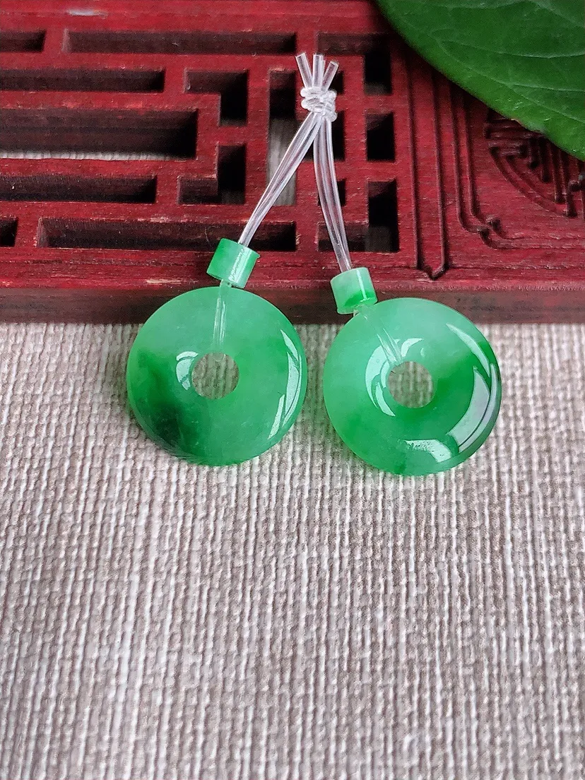 天然A货翡翠飘绿平安环吊坠一对尺寸14.4×5.2m量2.58g 0509