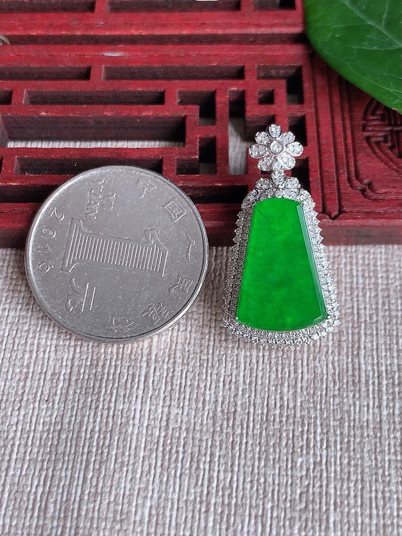 天然A货翡翠18K金伴满绿无事牌吊坠尺寸29.8×15.6×8裸石17×11m量4.18g 0508