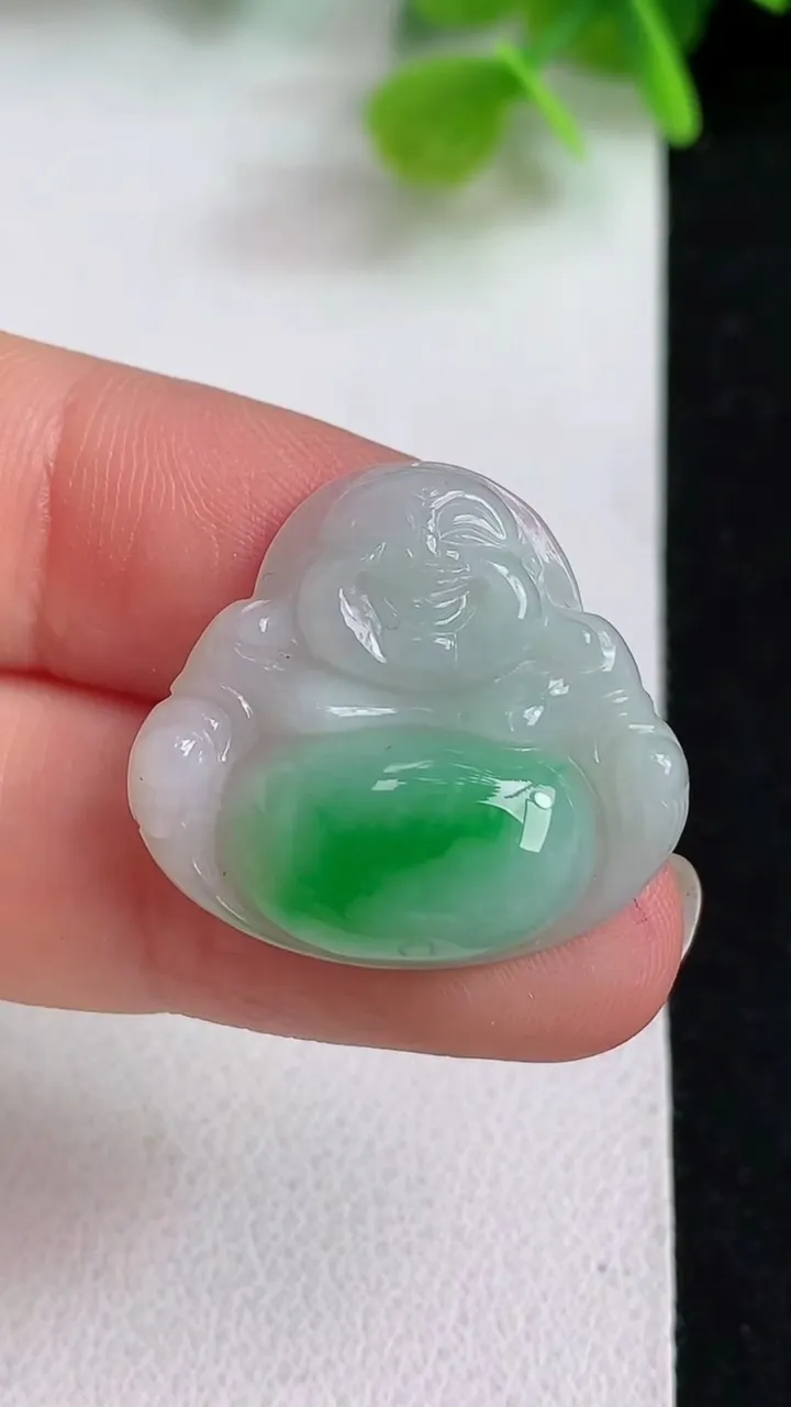 天然A货翡翠佛公吊坠，尺寸22.3-24.6-5，重量:4.00g
5月10日