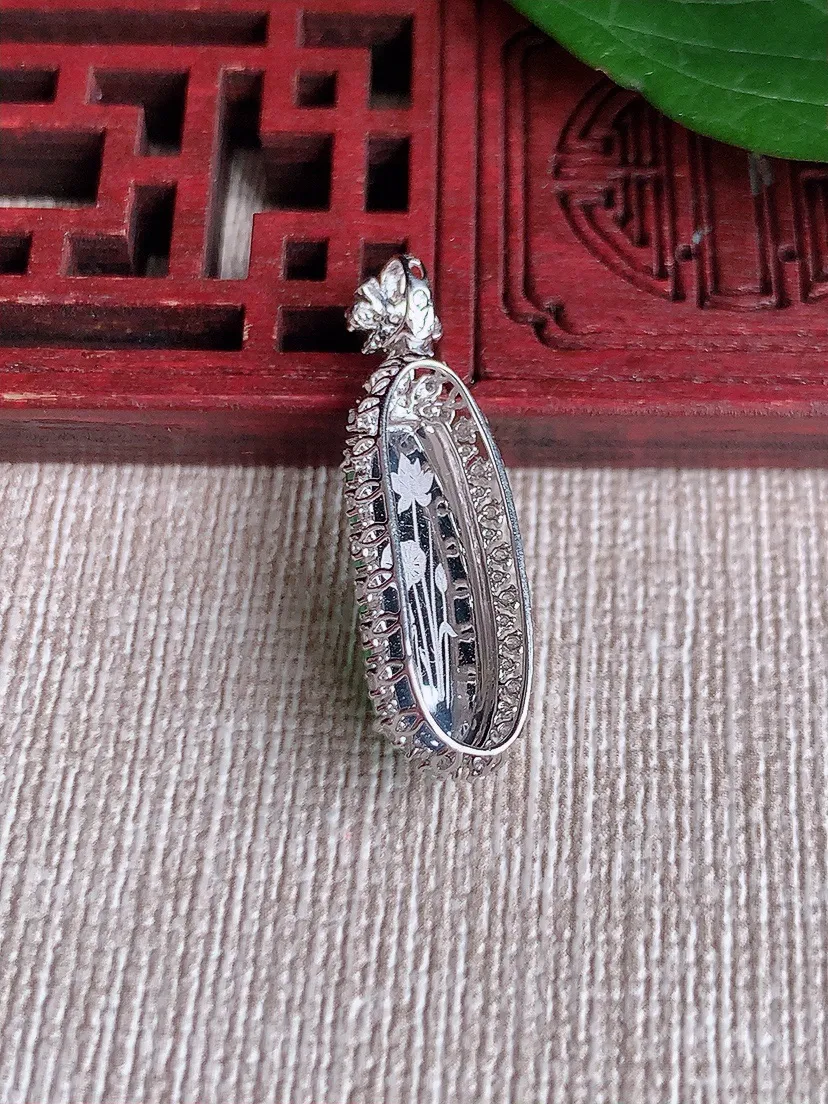 天然A货翡翠18K金伴甜绿四季豆福豆平安豆吊坠尺寸28.2×8.8×8裸石18.2×5.7m量2.2
