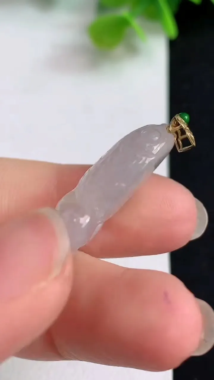 天然A货翡翠白冰年年有余吊坠，尺寸36.4-12.4-6.3，重量:6.00g
5月10日