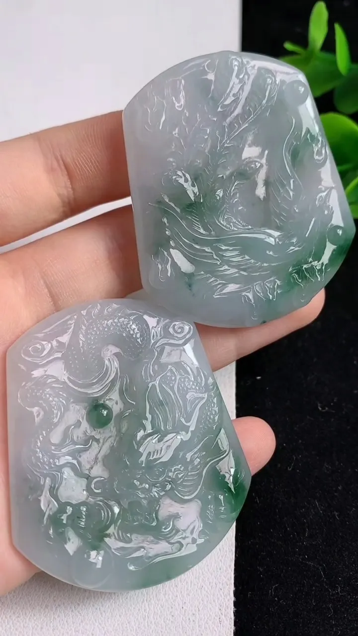 天然A货翡翠飘花龙凤呈祥吊坠一对，尺寸50.8-44-5.4，重:24.12g
5月10日