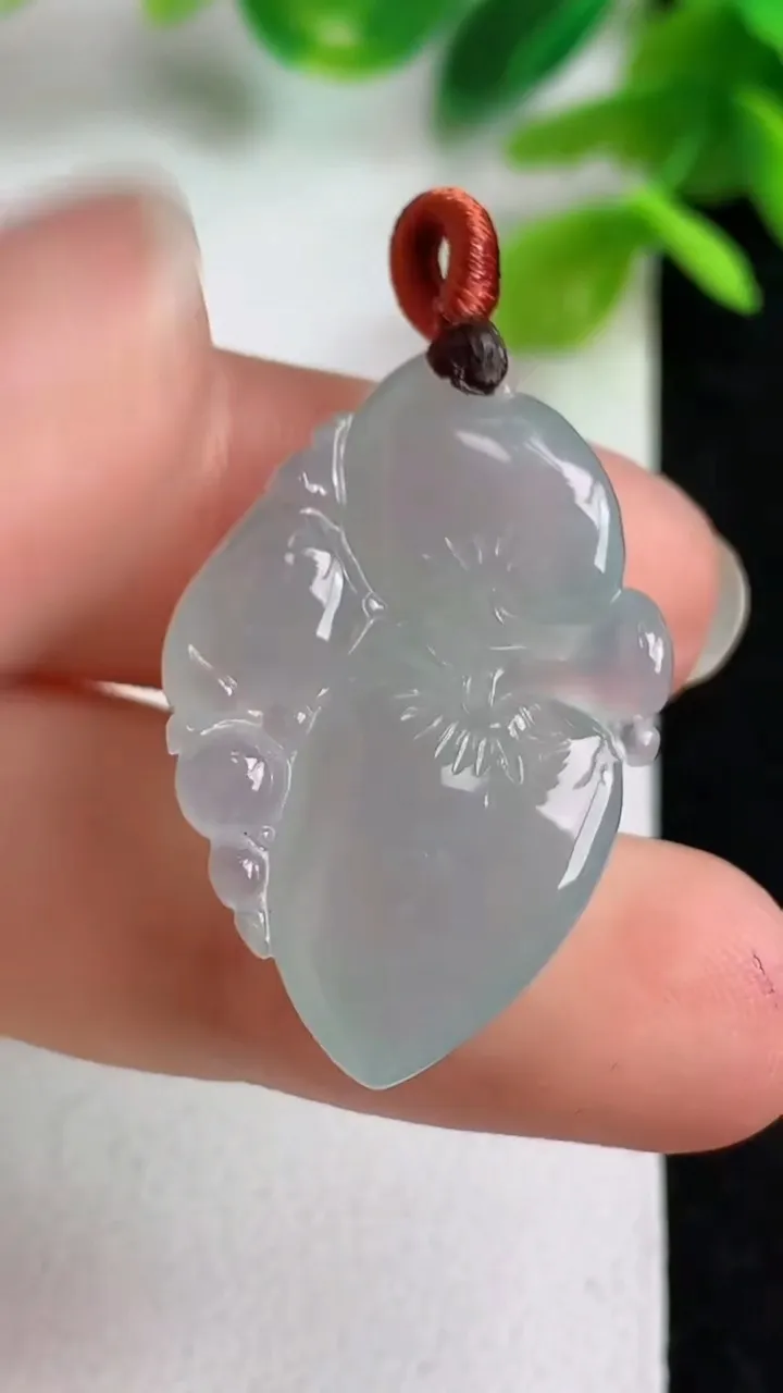 天然A货翡翠白冰灵猴献瑞 寿桃吊坠，尺寸30-20-6，重量:5.40g
5月10日