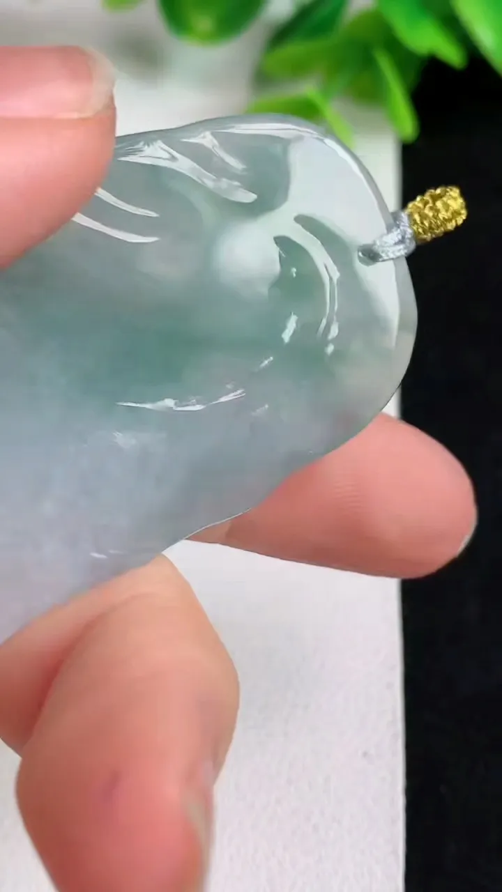 天然A货翡翠不动明王吊坠，尺寸58-29.8-6.3，重量:24.00g
5月11日