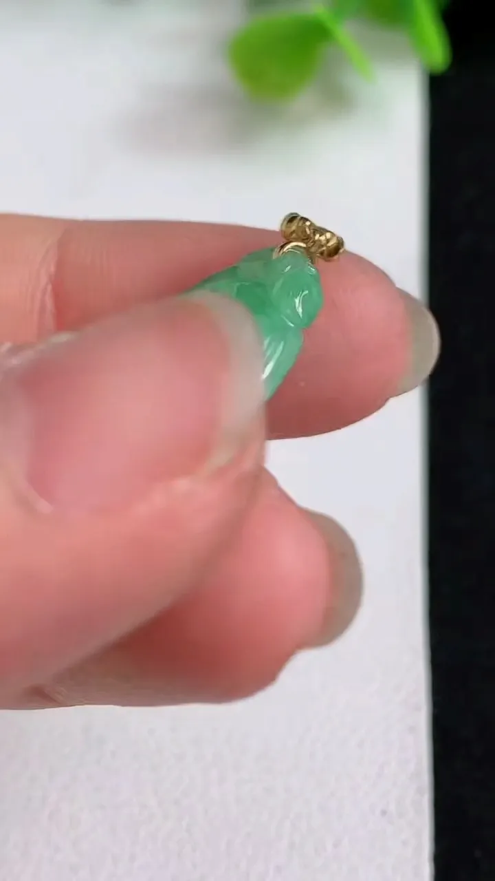 天然A货翡翠如意吊坠，尺寸24.2-18-5.2，重量:4.11g
5月10日