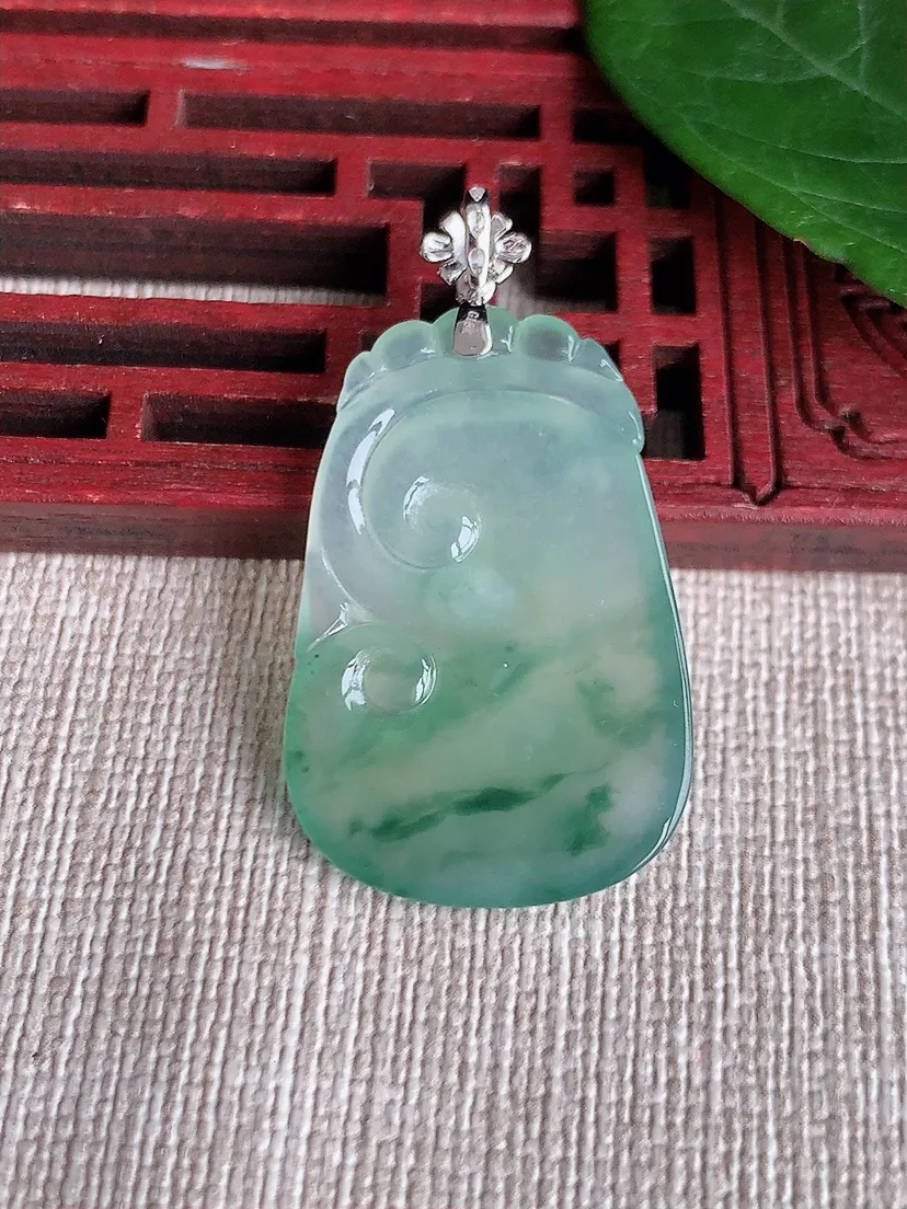 天然A货翡翠18K金扣头飘花如意吊坠尺寸38×30.5×20.7×4.5m量5.88g 0509