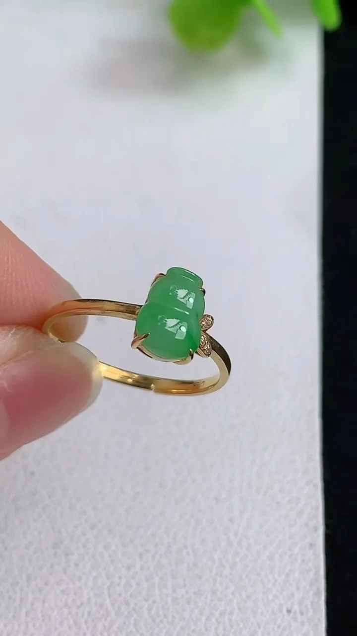 天然A货翡翠葫芦戒指，尺寸16.8-7.7-5.7，重量:1.53g2025年5月10日
工厂直销收