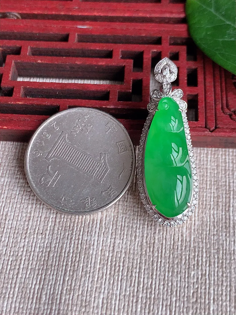 天然A货翡翠18K金伴阳绿四季豆福豆平安豆吊坠尺寸37.6×12.7×11.7裸石25×9.5m量7.70g 0508