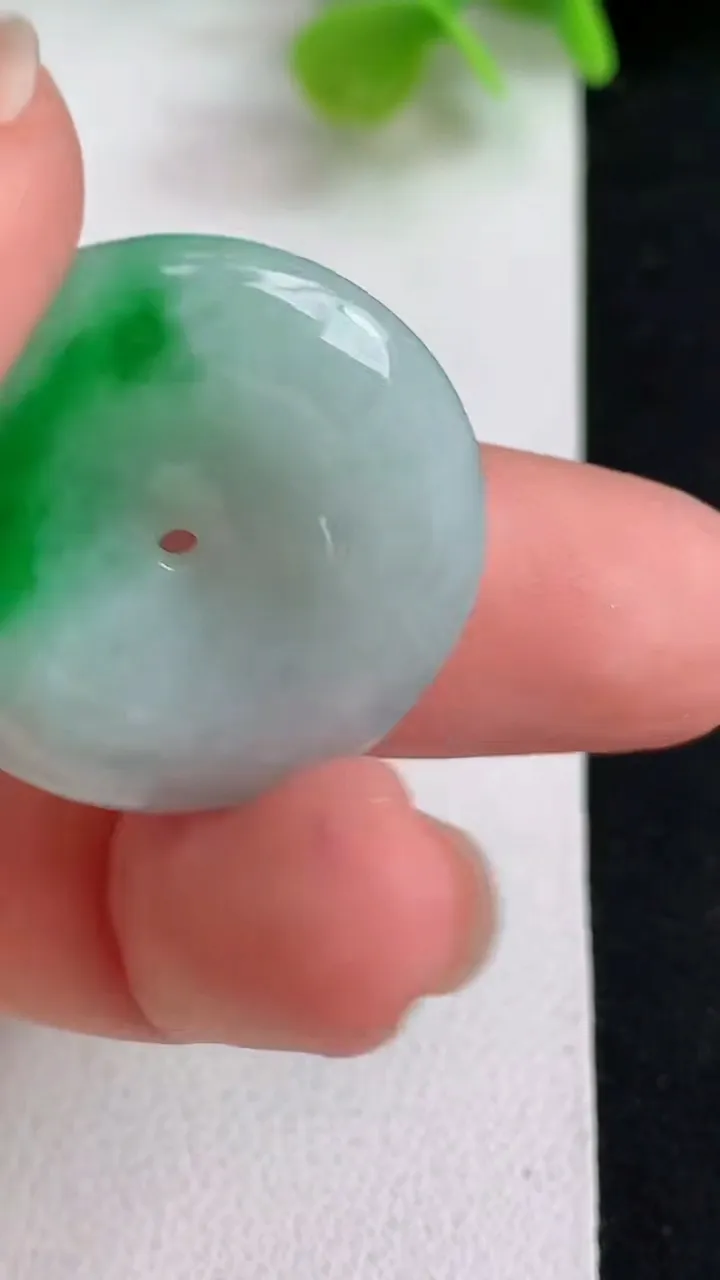 天然A货翡翠平安扣吊坠，尺寸26.5-5.4，重量:8.05g
5月10日