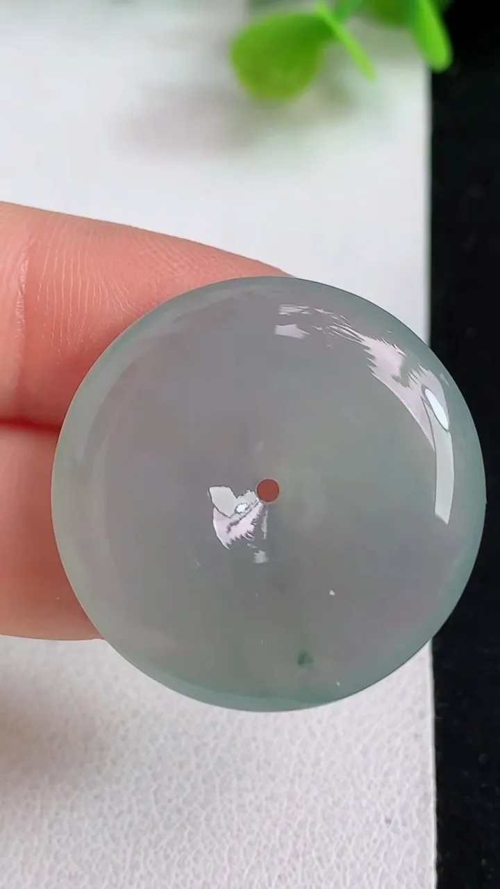 天然A货翡翠平安扣吊坠，尺寸28.8-5.5，重量:9.50g
5月10日
