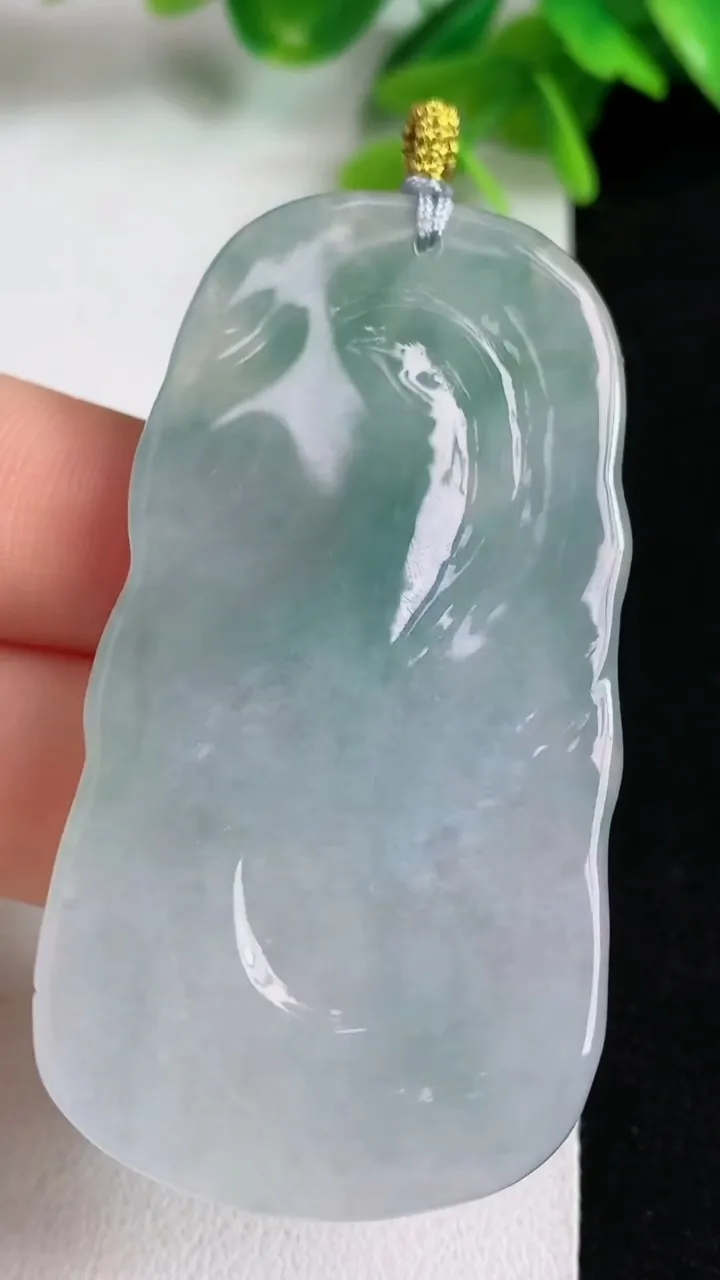 天然A货翡翠不动明王吊坠，尺寸58-29.8-6.3，重量:24.00g
5月11日
