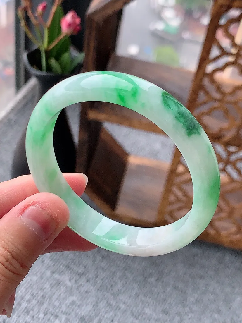 天然A货翡翠飘绿正装正圈手镯51-52小圈口 尺寸51.8×11×6.5m量36.82g 0509