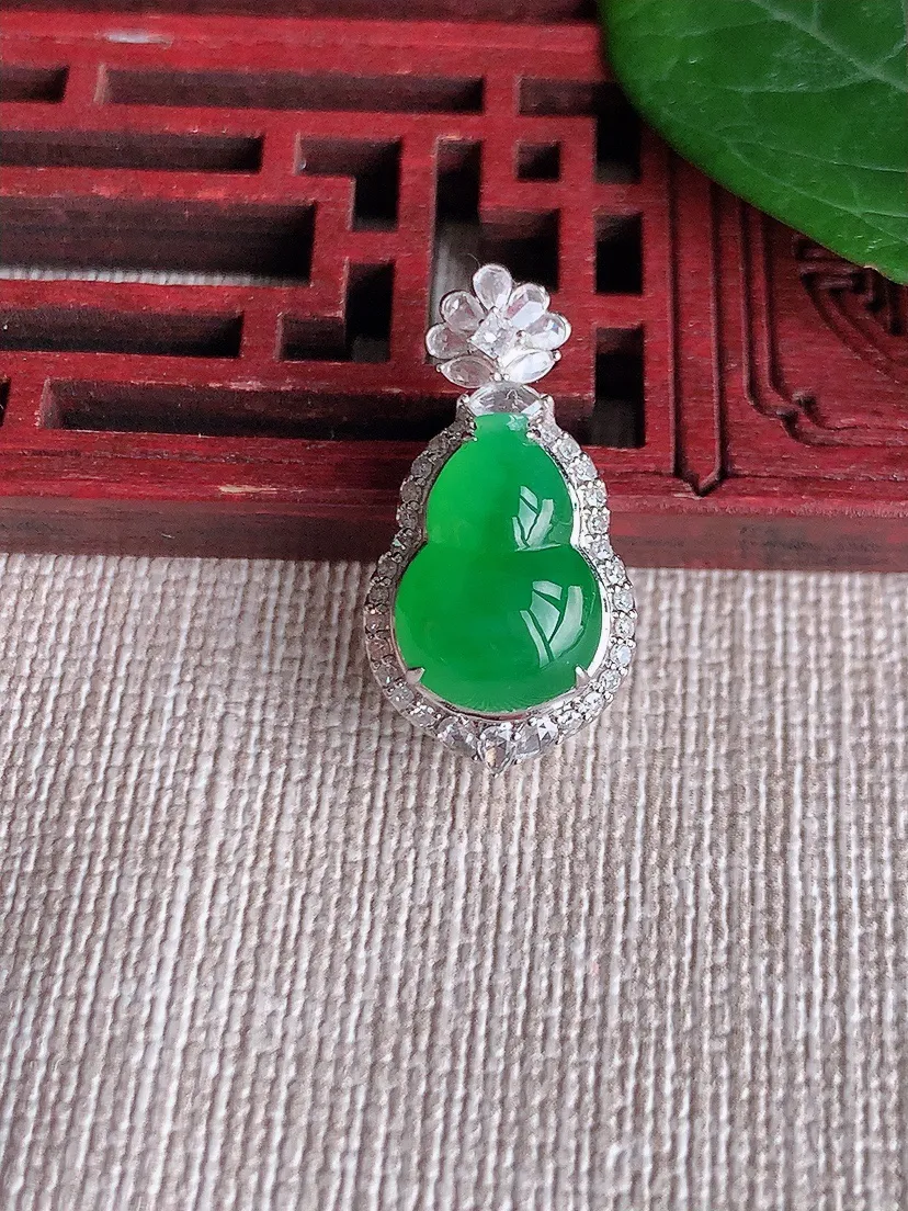 天然A货翡翠18K金伴阳绿葫芦吊坠尺寸24.3×12.8×10裸石13.3×9.3m量3.55g 0508
