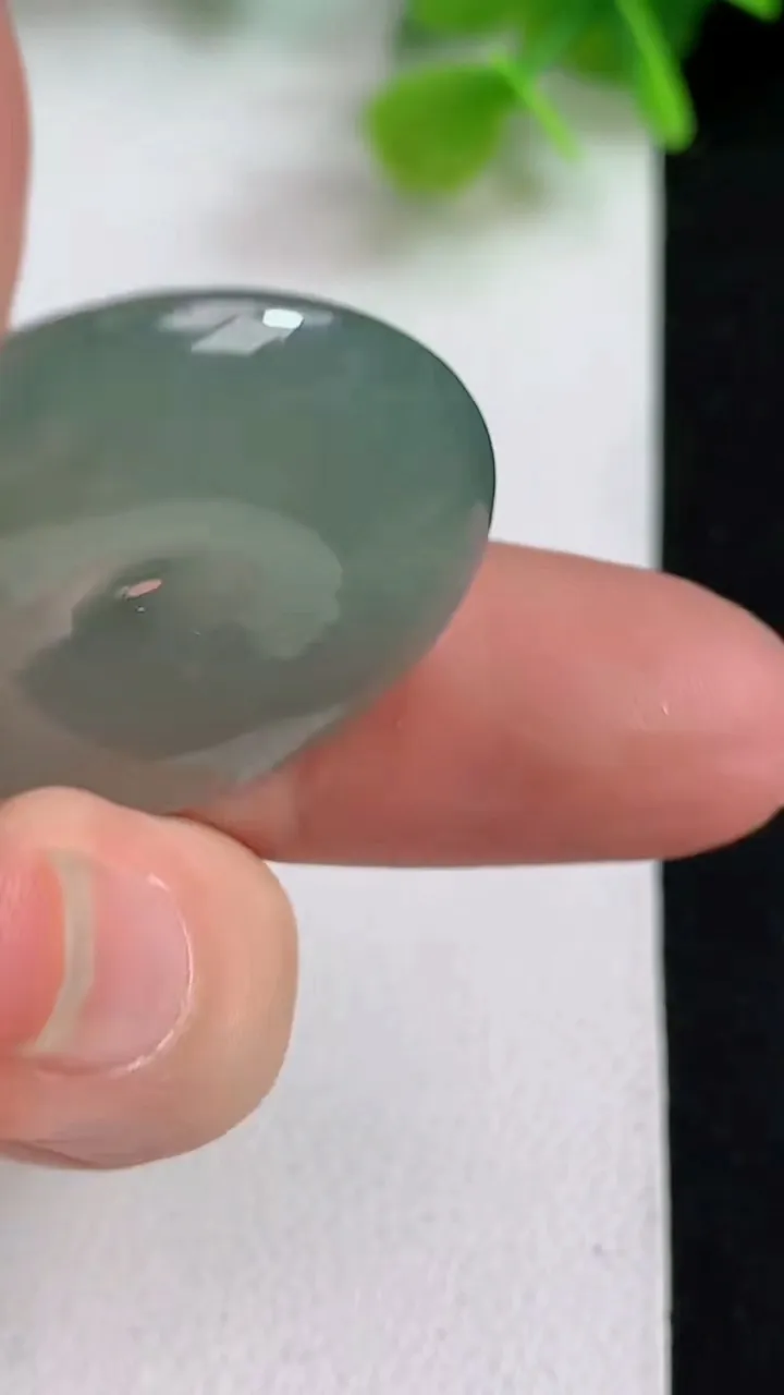 天然A货翡翠平安扣吊坠，尺寸29-5.8，重量:10.20g
5月10日
